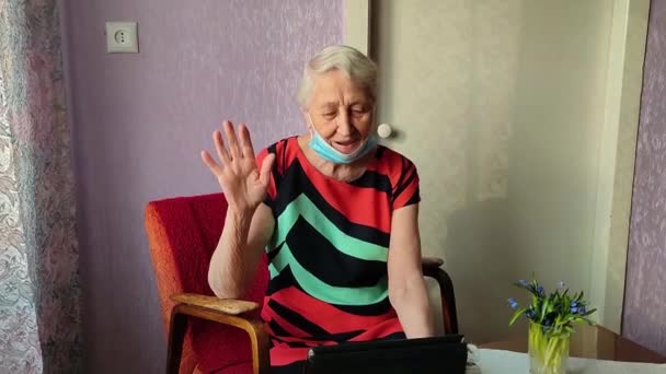 COVID-19 Zůstaňte ve spojení. Happy senior žena doma video volání rodiny na notebooku nebo online chatování s přáteli na velké vzdálenosti. — Stock video