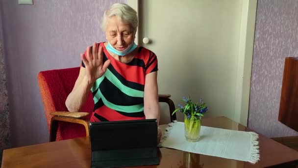 COVID-19 Pozostań w kontakcie. Szczęśliwa seniorka w domu video dzwoniąca do rodziny na laptopie lub czat online z przyjaciółmi na odległość. — Wideo stockowe