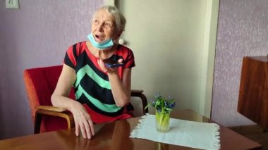 70 'lerin büyükannesi akıllı telefon kaydı tutuyor. Evde cihazla konuşuyor.