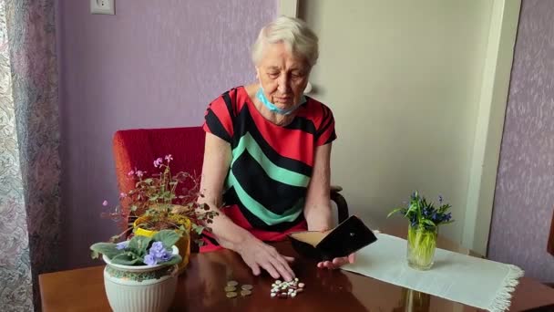 Mujer mayor sentada en el alféizar de la ventana con bolso con pastillas — Vídeos de Stock