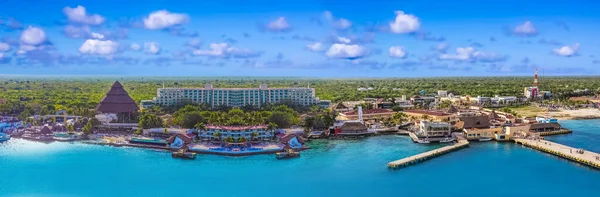 Puerta Maya Limanı - Meksika 'da Cozumel' de mavi Karayip sularıyla kıyı şeridi