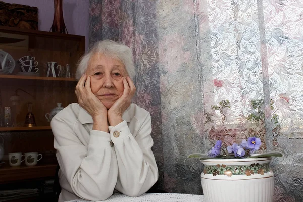 Anciana Mujer Solitaria Deprimida Sentada Mesa Casa — Foto de Stock