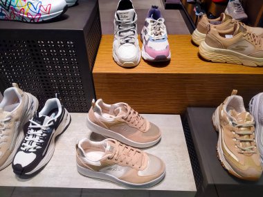 Kiyv, Ukrayna - 30 Ağustos 2020: Alışveriş merkezindeki mağazada Skechers ayakkabıları. Skechers, CEO Robert Greenberg ve oğlu Michael tarafından 1992 yılında kurulan bir Amerikan ayakkabı şirketidir.