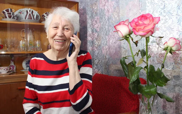 Sorrindo Mulher Idosa Falando Telefone Interior Casa — Fotografia de Stock