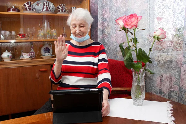 Covid Зберігайте Язок Щаслива Старша Жінка Домашньому Відео Телефонує Родині — стокове фото