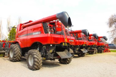 Kyiv, Ukrayna - 16 Haziran 2020: Modern Axial-Flow 7140 by Case IH combine at road at Kyiv, Ukrayna