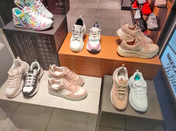 Kiyv Ukrayna Ağustos 2020 Alışveriş Merkezindeki Mağazada Skechers Ayakkabıları Skechers — Stok fotoğraf