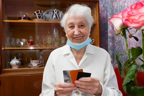 Счастливая Пожилая Женщина Маской Лица Делает Заказ Онлайн Дома Расплачивается — стоковое фото