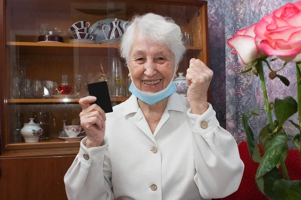 Щаслива Старша Жінка Маскою Обличчя Робить Бронювання Онлайн Дому Оплачує — стокове фото