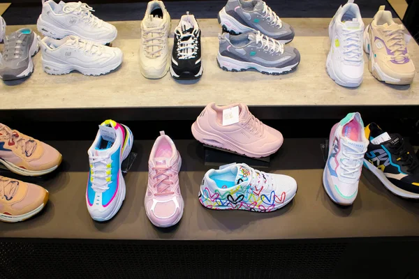 Kiyv, Ukrayna - 30 Ağustos 2020: Alışveriş merkezindeki mağazada Skechers ayakkabıları. Skechers, CEO Robert Greenberg ve oğlu Michael tarafından 1992 yılında kurulan bir Amerikan ayakkabı şirketidir.