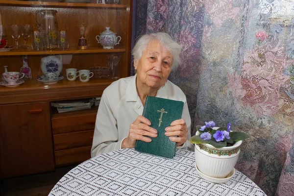 Пожилая Пожилая Женщина Книгой Библии Дома — стоковое фото