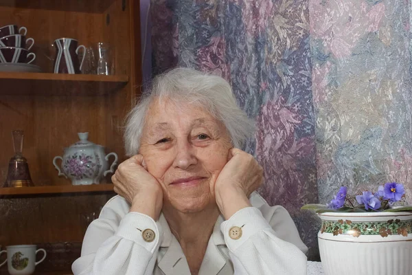 Vieja Mujer Feliz Solitaria Sentada Cerca Ventana Casa Con Flores — Foto de Stock