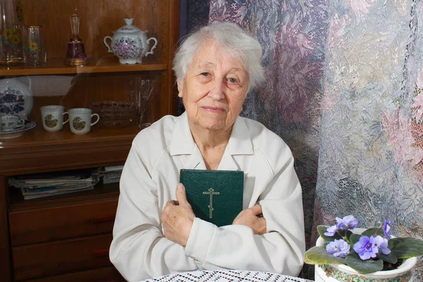 Пожилая Пожилая Женщина Книгой Библии Дома — стоковое фото