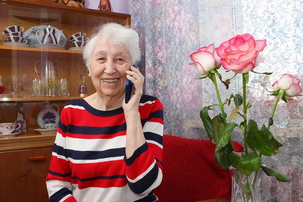 Χαμογελαστή Ηλικιωμένη Γυναίκα Που Μιλάει Στο Τηλέφωνο Στο Σπίτι — Φωτογραφία Αρχείου