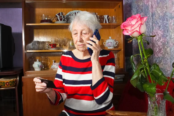 Mulher Sênior Grave Com Máscara Facial Fazendo Reserva Line Casa — Fotografia de Stock