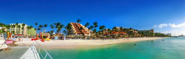 Karayip adası Aruba 'daki Palm Beach manzarası. Palm Beach 'te birçok otel, tatil köyü ve spa bulunmaktadır..