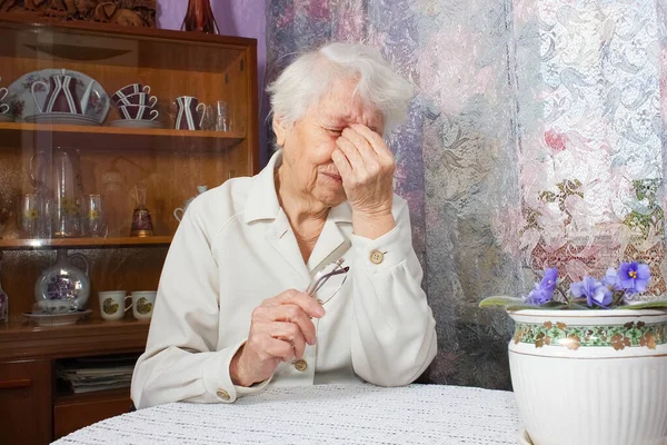 Fáradt Idős Ember Egy Öreg Magányos Ablak Mellett Virágokkal Házában — Stock Fotó