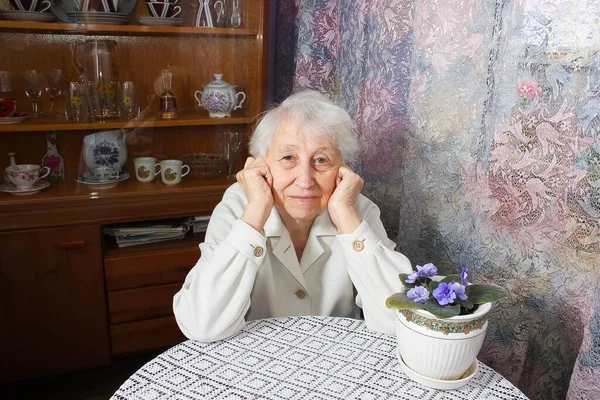 Старая Одинокая Счастливая Женщина Сидит Окна Своем Доме Цветами — стоковое фото