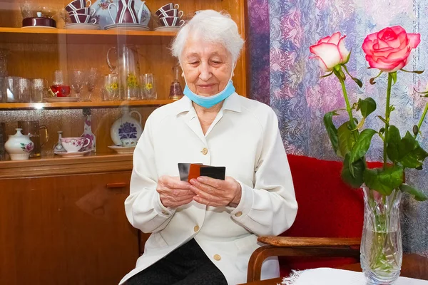 Счастливая Пожилая Женщина Маской Лица Делает Заказ Онлайн Дома Расплачивается — стоковое фото