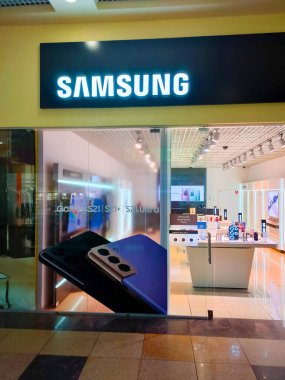 Kiyv, Ukrayna - 9 Ağustos 2020: Samsung Shop in Kiyv, Ukrayna 'nın dış görünümü 9 Ağustos 2020. Merkezi Samsung Town, Seul 'da bulunan çok uluslu bir Güney Kore holdingi..