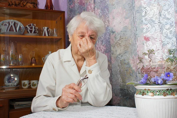 Müder Älterer Mensch Alte Einsame Frau Sitzt Fenster Seinem Haus — Stockfoto