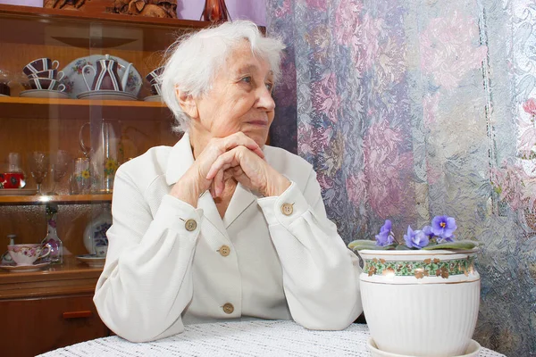 Vieja Mujer Feliz Solitaria Sentada Cerca Ventana Casa Con Flores — Foto de Stock