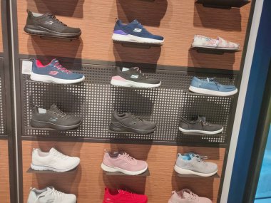 Kiyv, Ukrayna - 30 Ağustos 2020: Alışveriş merkezindeki mağazada Skechers ayakkabıları.