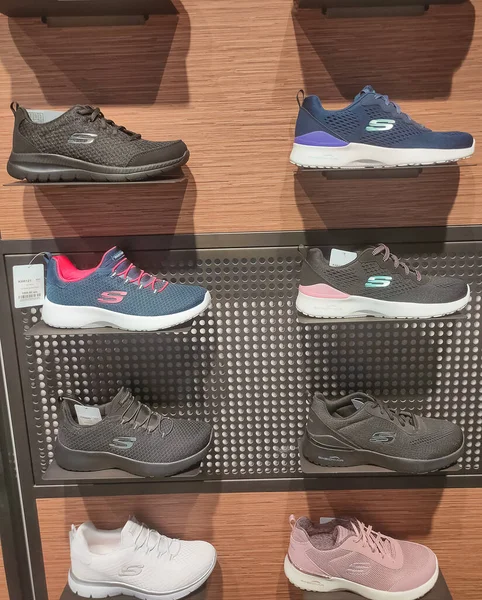 Kiyv, Ukrayna - 30 Ağustos 2020: Alışveriş merkezindeki mağazada Skechers ayakkabıları. — Stok fotoğraf