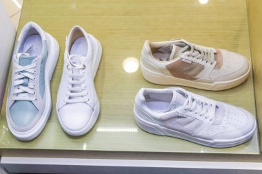 Kiyv, Ukrayna - 30 Ağustos 2020: Estro Spor ES8 ayakkabıları mağazada