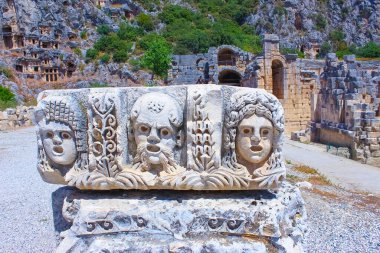 Myra, Türkiye 'deki maskeler ve taş mezarları. Lycia 'nın Fethiye' deki antik mezarı, arkeoloji ve seyahat konsepti
