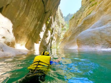 Türkiye 'nin Goynuk ve Antalya kasabaları yakınlarındaki Harmony kanyonunda Lycian patikası boyunca geziniyor. Vücut rafting macerası