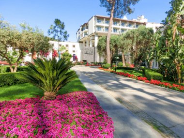 Goynuk, Antalya, Türkiye - 11 Mayıs 2021: 11 Mayıs 2021 'de Türkiye' nin Goynuk kentinde Yedi Deniz Oteli Yaşam Ultra All Inexclusive and Kids Concept 5 yıldızının lobisi. Türkiye 'nin Kemer, Antalya Riviera kenti yakınlarındaki küçük Goynuk tatil beldesindeki Akdeniz kıyıları.