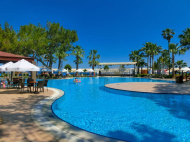 Goynuk, Antalya, Türkiye - 11 Mayıs 2021: Türkiye 'nin Goynuk kentinde 11 Mayıs 2021' de Seven Seas Hotel Life Ultra All Inexclusive and Kids Concept 5 yıldızında dinlenen insanlar. Küçük bir tatil beldesi olan Goynuk 'taki Akdeniz kıyısı Kemer, Antalya Riviera, Türk