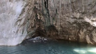 Türkiye 'nin Goynuk ve Antalya ilçeleri yakınlarındaki Harmony kanyonunda bulunan Lycian patikası boyunca yürüyen insanlar görülüyor. Vücut rafting macerası