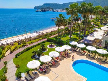 Kemer, Antalya, Türkiye - 11 Mayıs 2021: 11 Mayıs 2021 'de Türkiye' nin Antalya kentinin Kemer kentinde ilk sırada Altın Lotus 4 yıldızlı otelin plajı panoraması