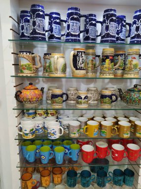 Antalya, Türkiye - 11 Mayıs 2021: Türkiye 'nin Aantalya kentindeki bir hediyelik eşya standında gösterilen renkli Türk plakalarının yakın görüntüsü