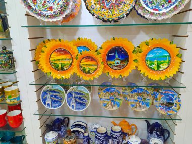 Antalya, Türkiye - 11 Mayıs 2021: Türkiye 'nin Aantalya kentindeki bir hediyelik eşya standında gösterilen renkli Türk plakalarının yakın görüntüsü