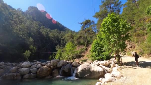 游客在土耳其Goynuk和Antalya镇附近的和谐峡谷的拉链上滑行 冒险概念 — 图库视频影像