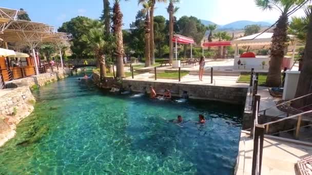 Pamukkale Denizli Turkiet Maj 2021 Folk Vilar Vid Kleopatrapoolen Pamukkale — Stockvideo