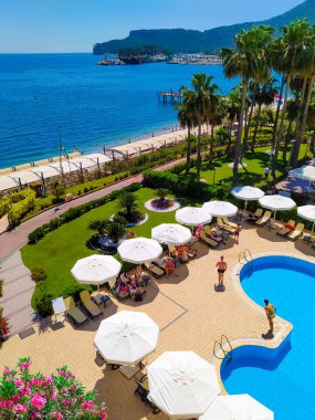 Kemer, Antalya, Türkiye - 11 Mayıs 2021: 11 Mayıs 2021 'de Türkiye' nin Antalya kentinin Kemer kentinde ilk sırada Altın Lotus 4 yıldızlı otelin plajı panoraması