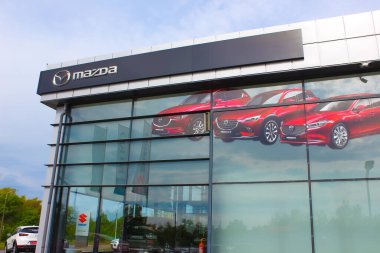 Kyiv, Ukrayna - 15 Ağustos 2020: Mazda logosunun perakendecisi, Mazda şu anda otomotiv üreten bir Japon markası.
