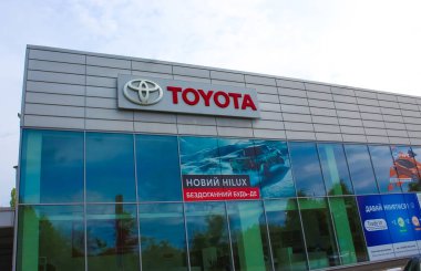 Kyiv, Ukrayna - 29 Temmuz 2020: Ukrayna 'nın Kyiv kentindeki Toyota salonu veya mağazası