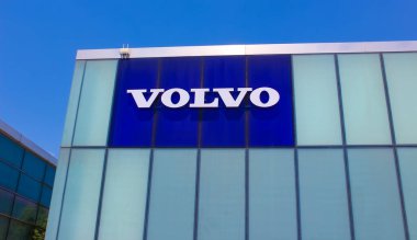 Kyiv, Ukrayna - 29 Temmuz 2020: Ukrayna 'nın Kiev kentinde mavi gökyüzünde bir Volvo logosu görüldü
