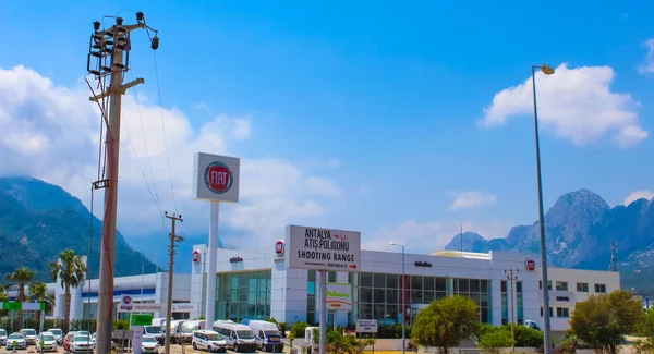 Antalya, Türkiye - 11 Mayıs 2021: İtalyan otomobil üreticisi Fiat bayii logosu