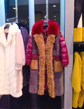 Türkiye 'deki moda mağazasında kadınlar birçok renkli kürk giyerler