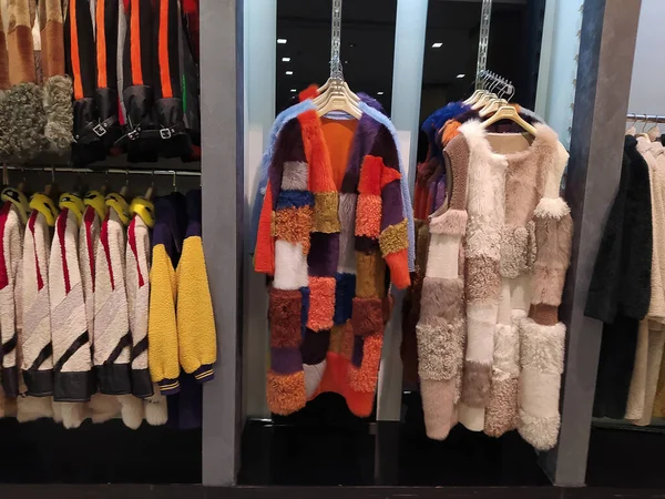 Las Mujeres Muchos Colores Ropa Piel Invierno Tienda Moda Turquía — Foto de Stock