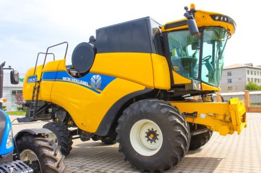 Kyiv, Ukrayna - 16 Haziran 2020: Sarı Holland Kombine hasat makinesi veya New Holland CX 6.90 birleşimi 16 Haziran 2020 tarihinde Ukrayna 'nın başkenti Kyiv' de