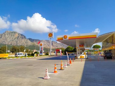 Antalya, Türkiye - 11 Mayıs 2021: Güneşli bir günde Türkiye 'nin Antalya kentinde deniz kabuğu benzin istasyonu - 11 Mayıs 2021. Shell, merkezi Hollanda 'da bulunan çok uluslu bir petrol ve gaz şirketidir..