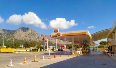 Antalya, Türkiye - 11 Mayıs 2021: Güneşli bir günde Türkiye 'nin Antalya kentinde deniz kabuğu benzin istasyonu - 11 Mayıs 2021. Shell, merkezi Hollanda 'da bulunan çok uluslu bir petrol ve gaz şirketidir..
