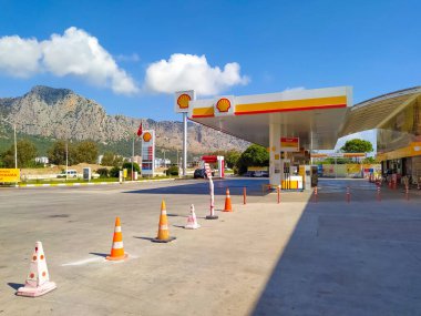 Antalya, Türkiye - 11 Mayıs 2021: Güneşli bir günde Türkiye 'nin Antalya kentinde deniz kabuğu benzin istasyonu - 11 Mayıs 2021. Shell, merkezi Hollanda 'da bulunan çok uluslu bir petrol ve gaz şirketidir..